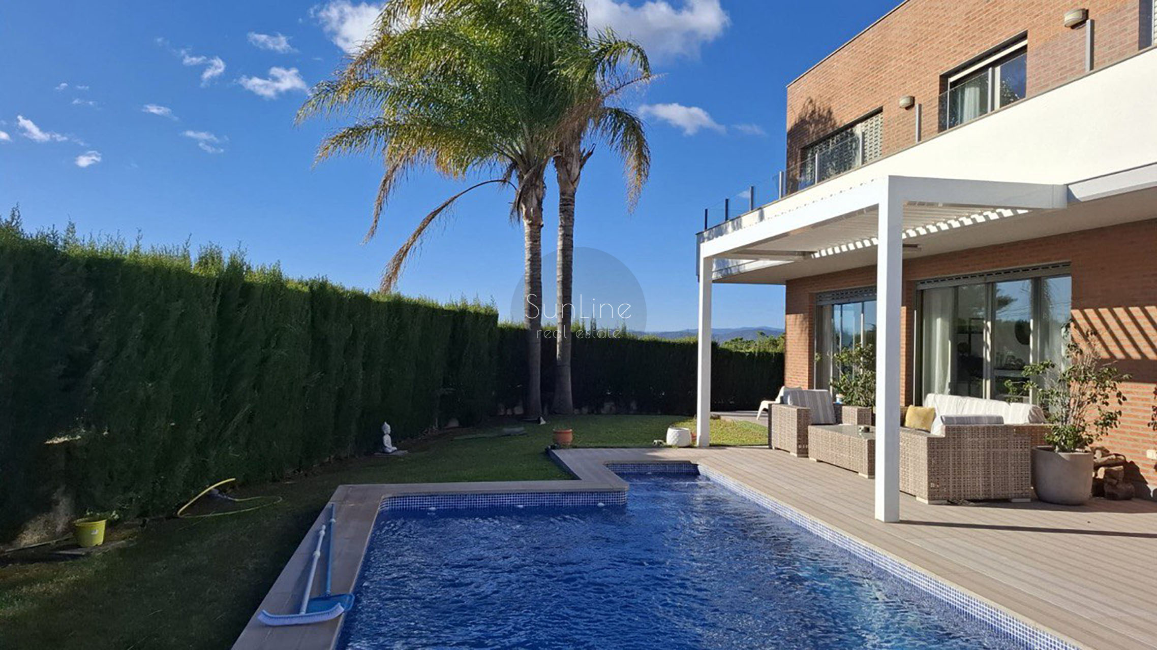 Красивый таунхаус в Валенсии