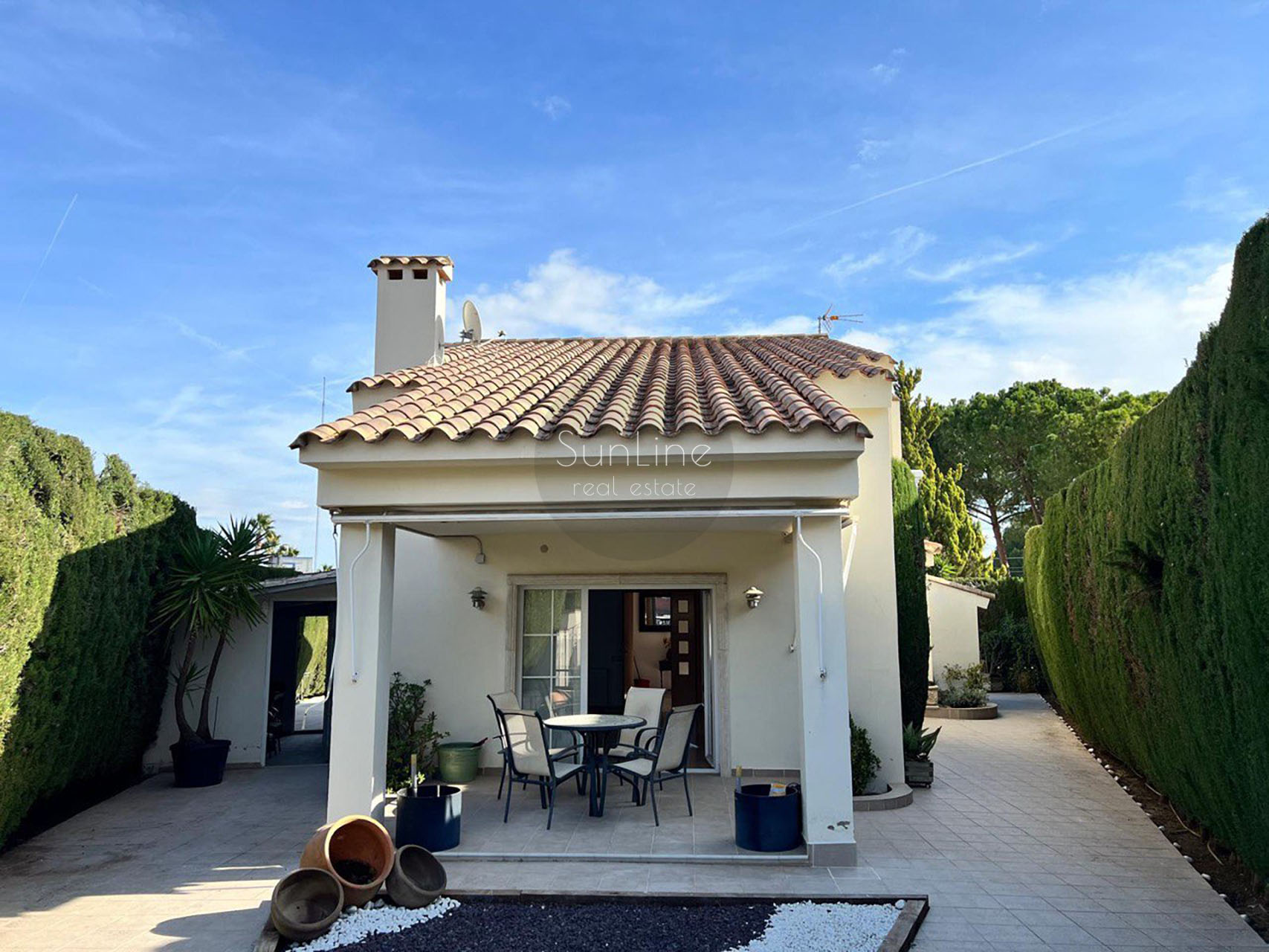 Двухуровневый дом с бассейном