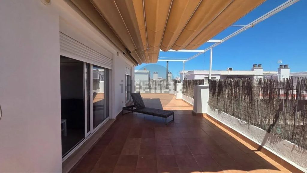 Rental of a bright penthouse with a 100 m² terrace near Amistat metro