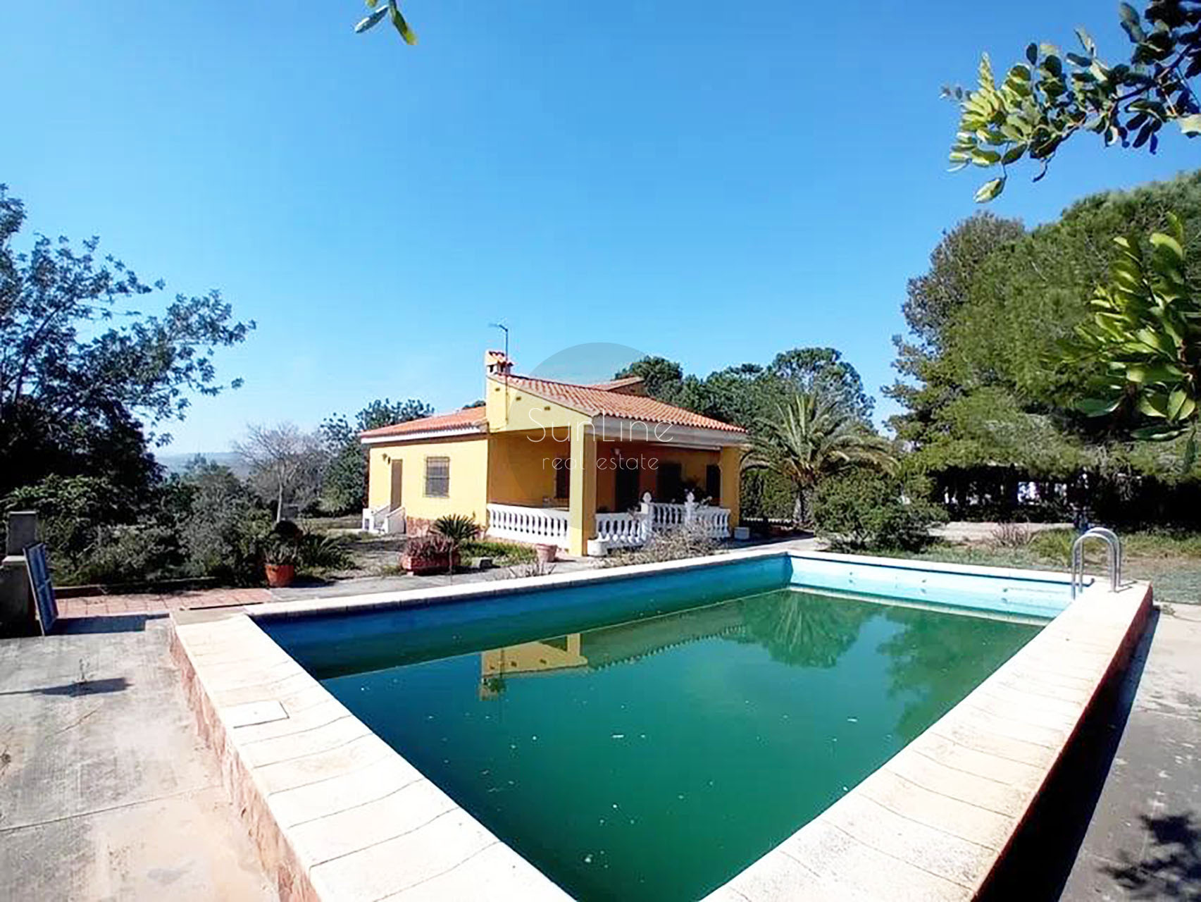 Уютный загородный дом с бассейном