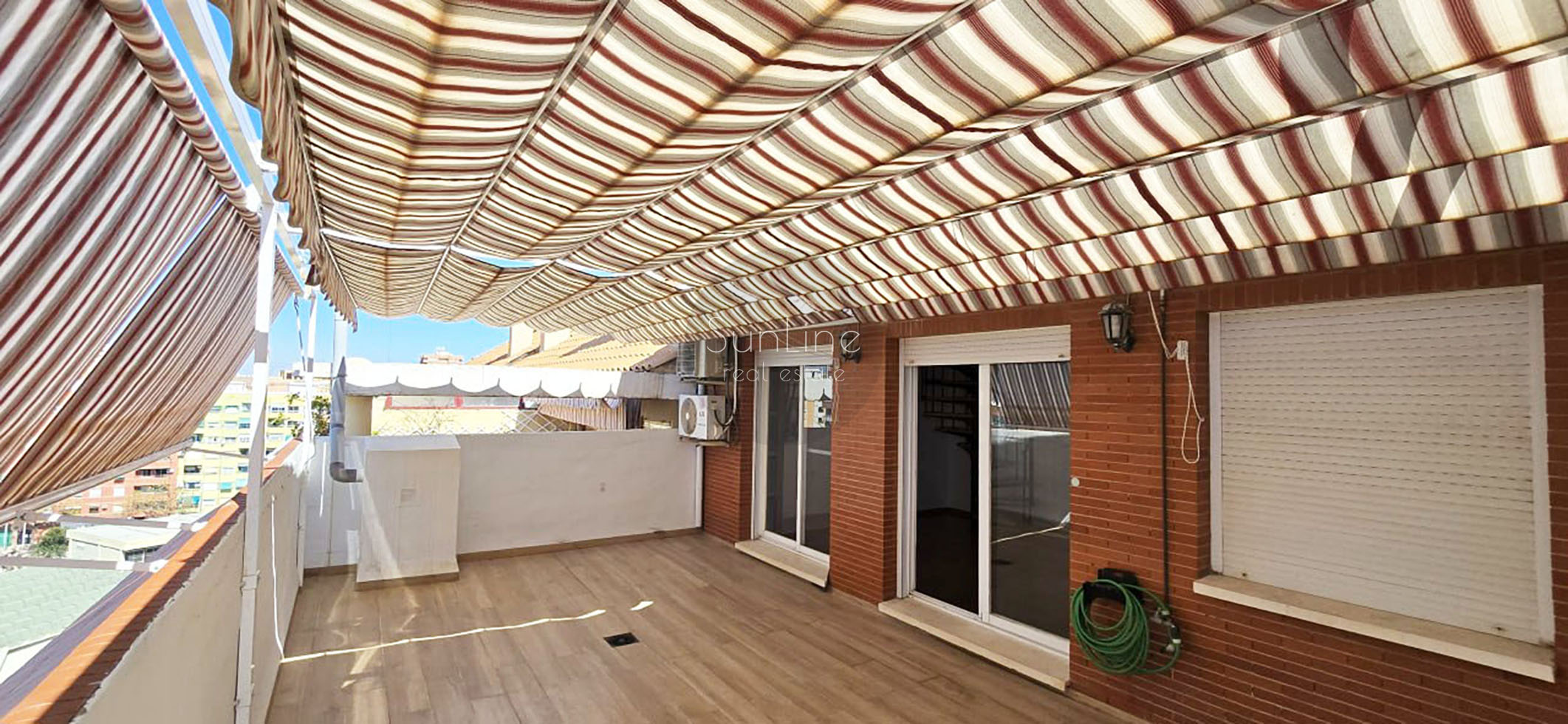 Светлый двухуровневый пентхаус