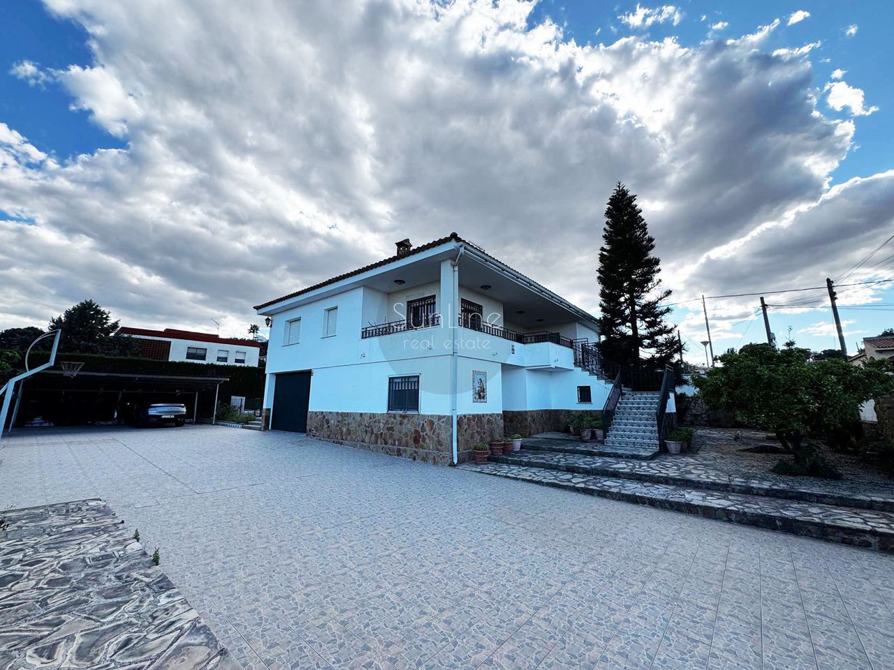 Продажа впечатляющей виллы с 9 спальнями в престижном районе