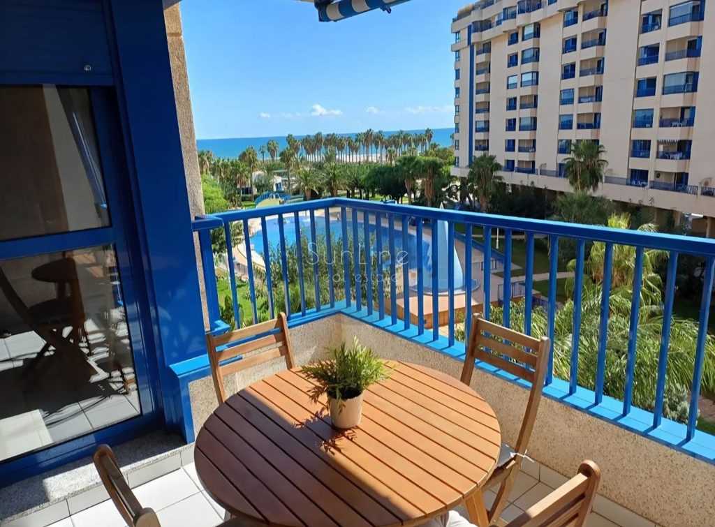 For rent: a very pleasant apartment in a complex with a pool on the seashore