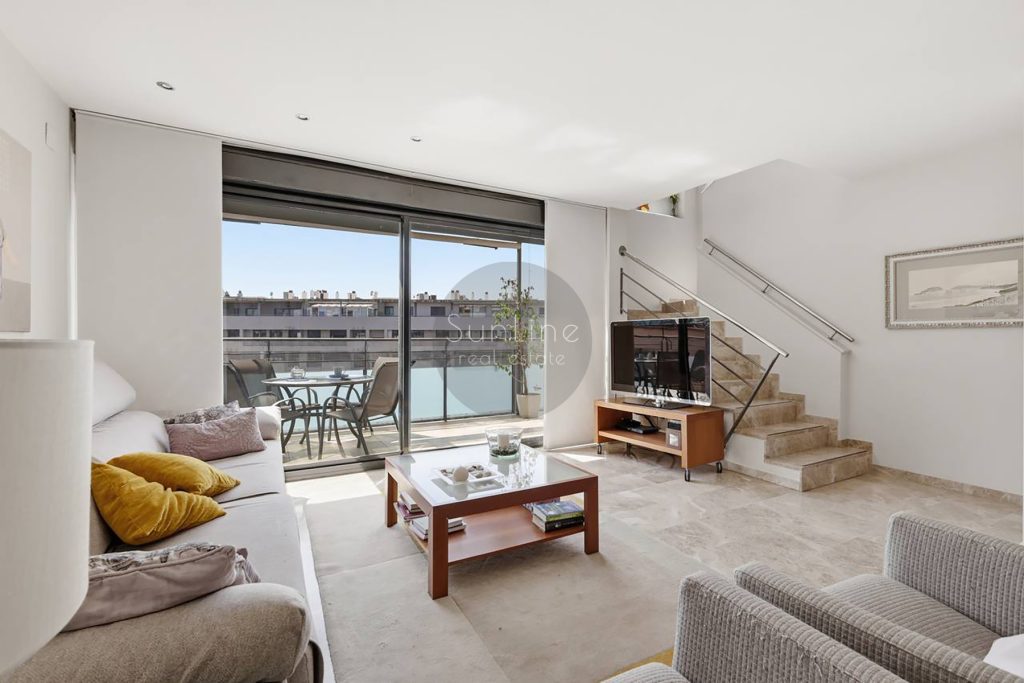Sale of a luxurious duplex with a pool terrace, office and marble floors