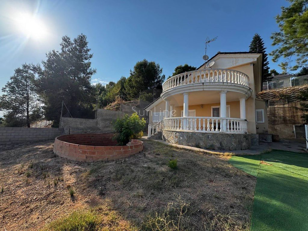 For Sale: Cozy country house with terraces and garden surrounded by nature near Valencia