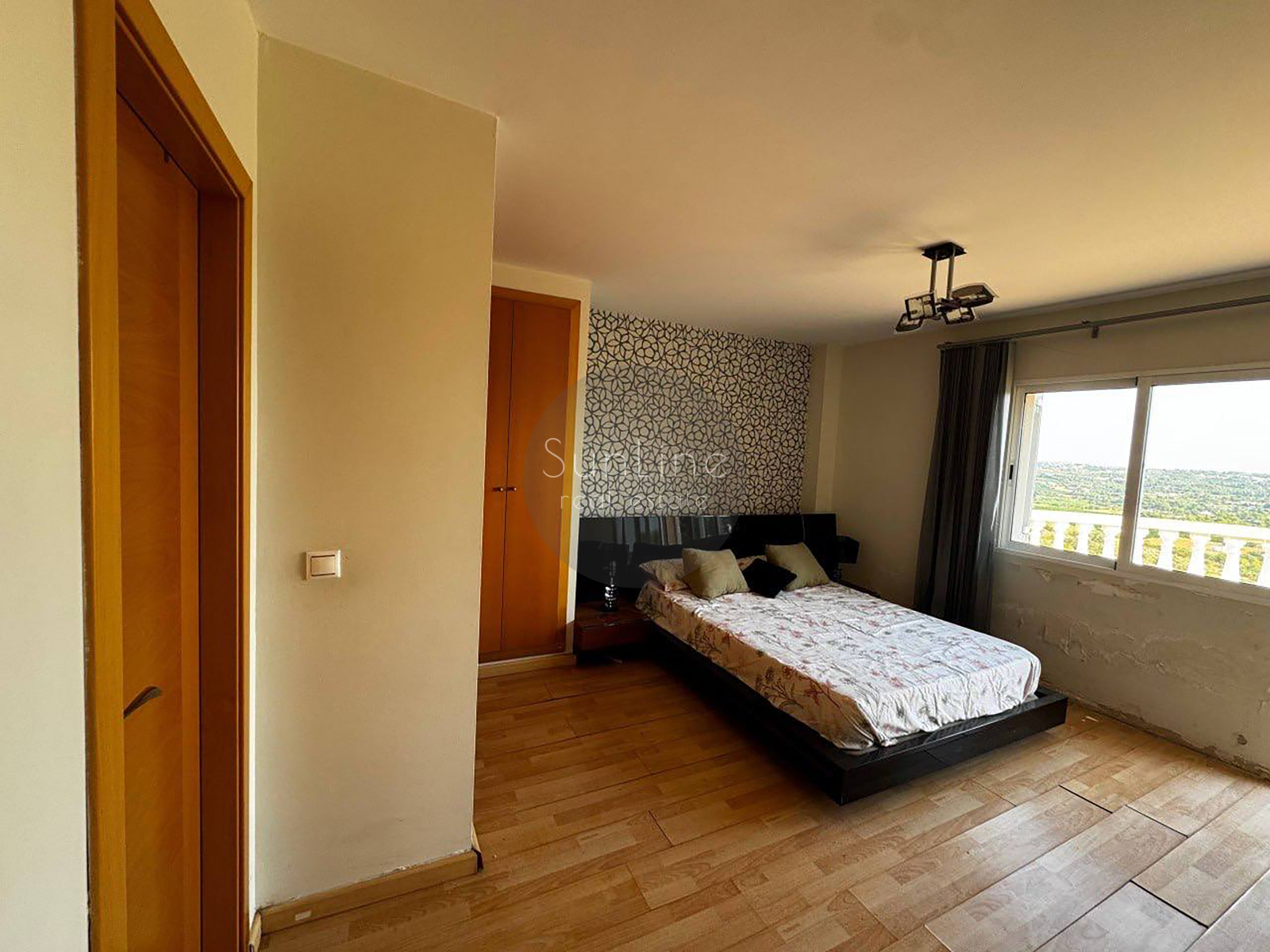 Продаж ідилічного заміського будинку з терасами та садом у оточенні природи недалеко від Валенсії