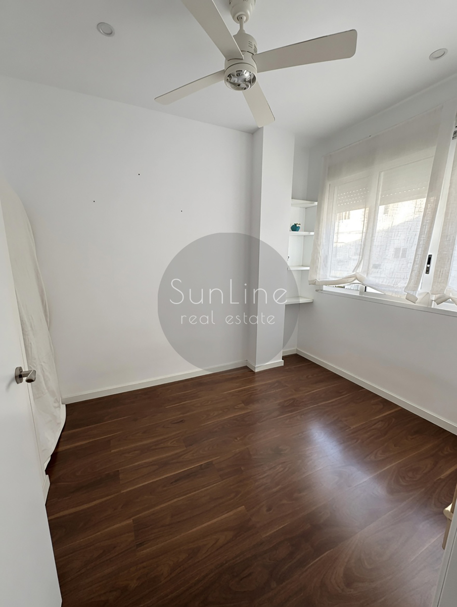 For rent: stylish apartment with aesthetic renovation and high ceilings in Russafa