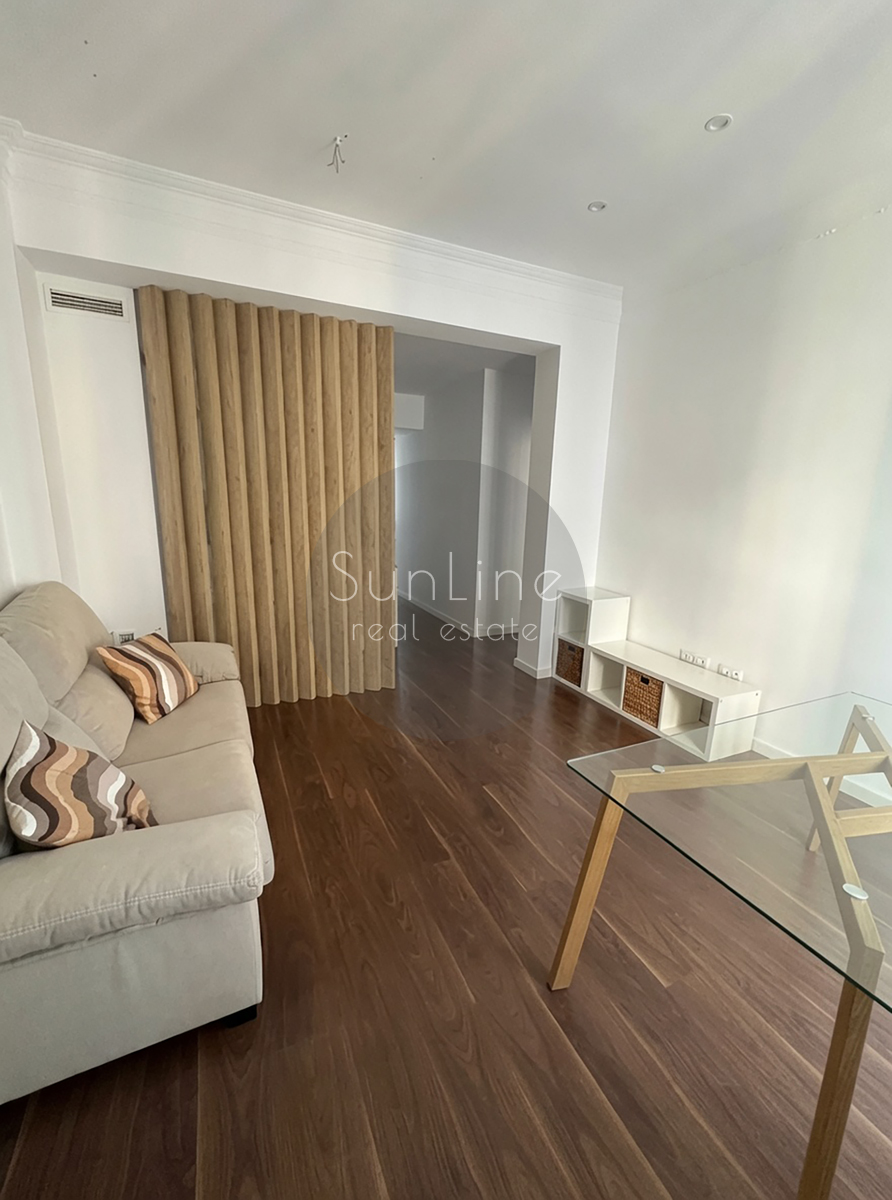 For rent: stylish apartment with aesthetic renovation and high ceilings in Russafa