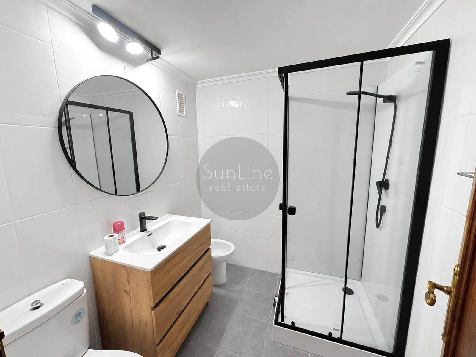 Rent of a three-bedroom apartment with a spacious living room in Quatre Carreres