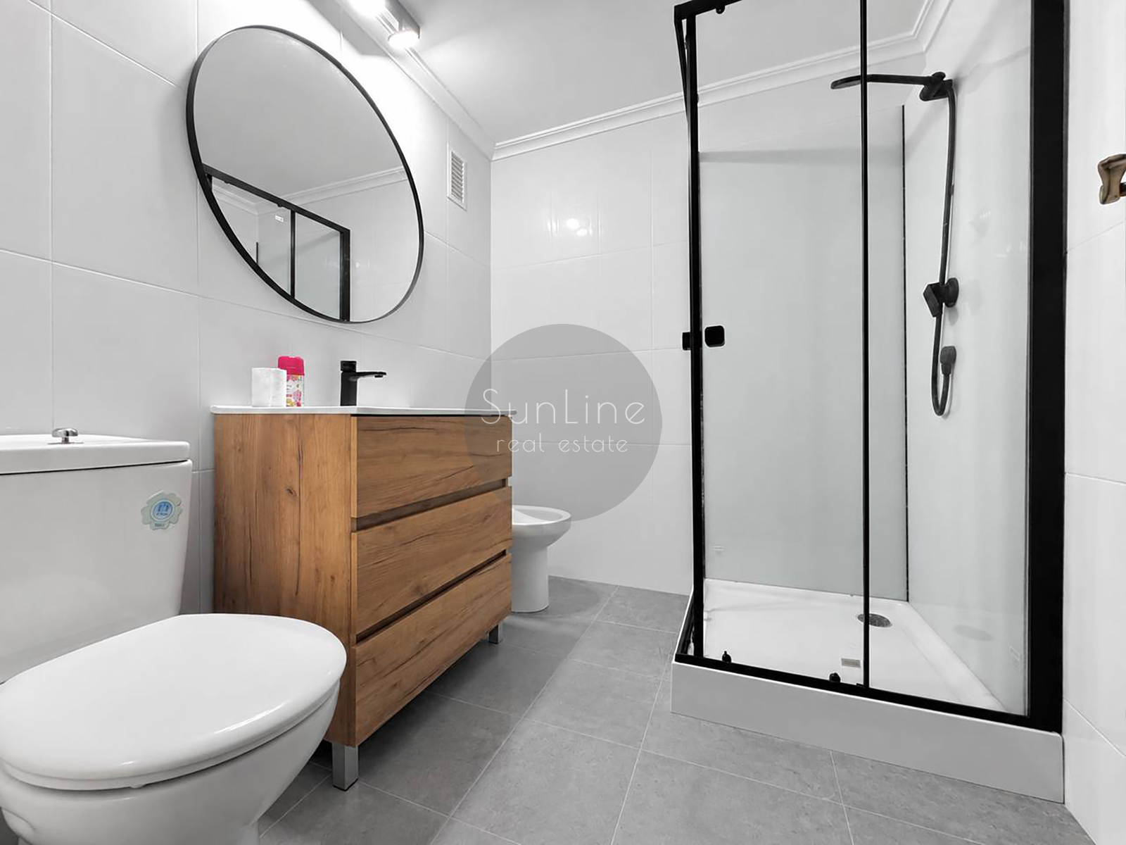 Rent of a three-bedroom apartment with a spacious living room in Quatre Carreres