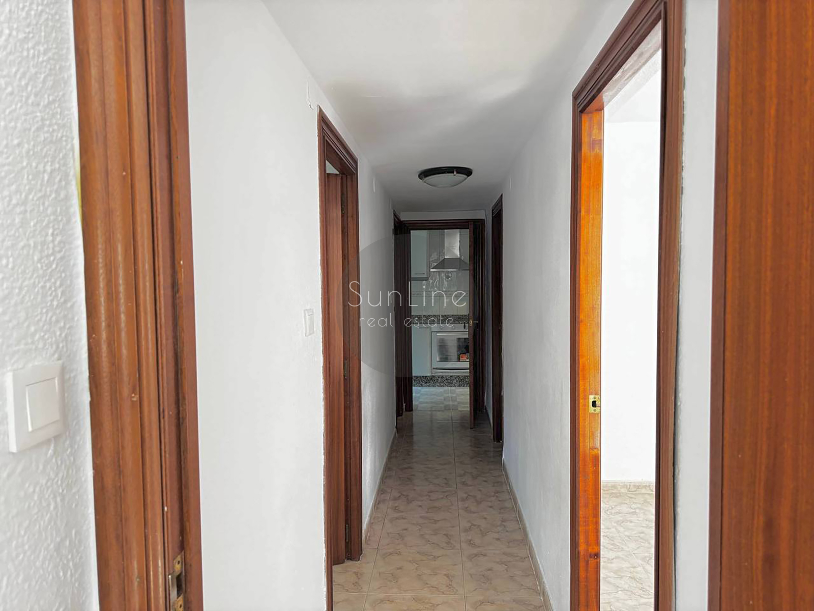 Rent of a three-bedroom apartment with a spacious living room in Quatre Carreres