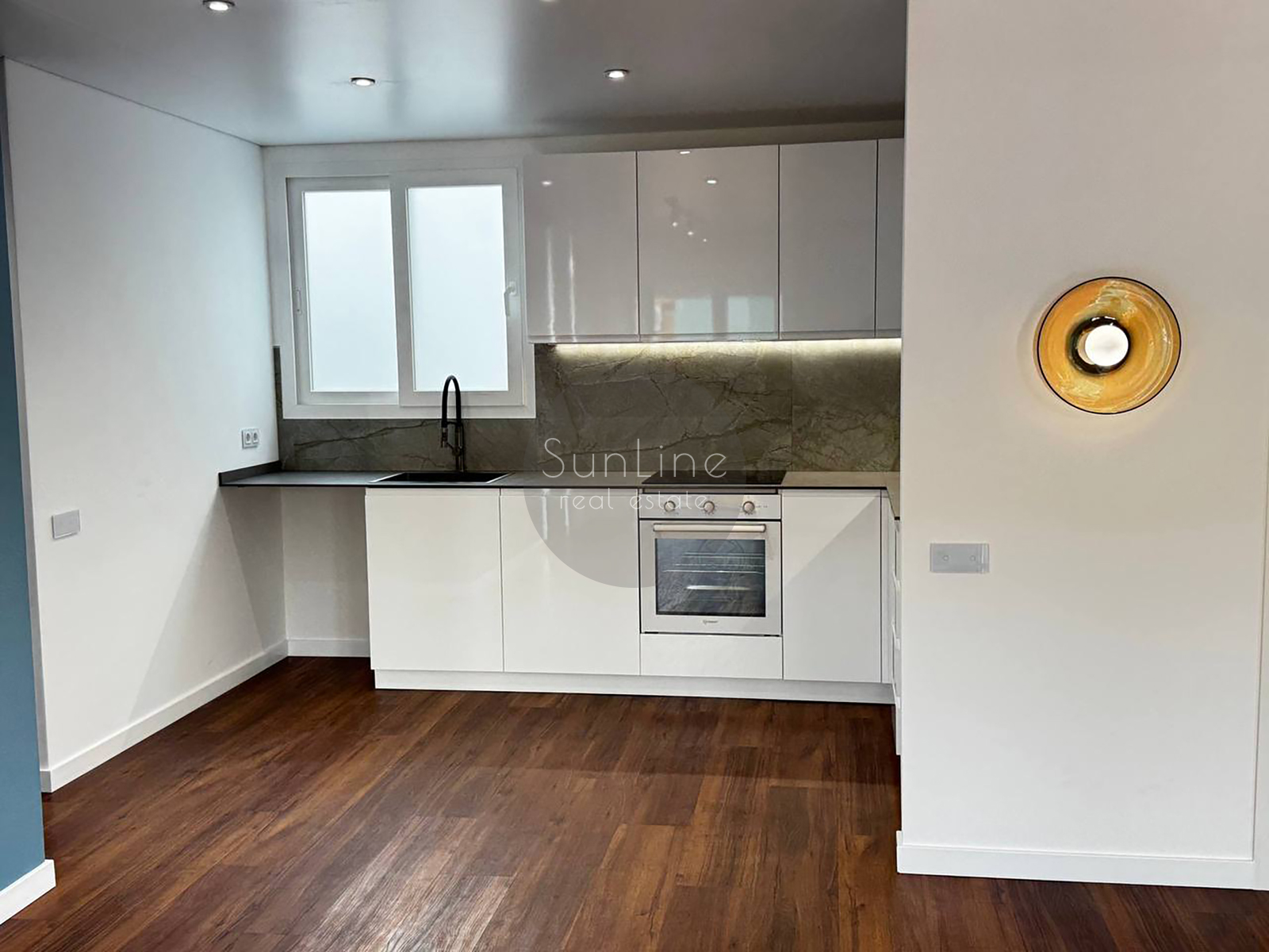 Apartment for sale near the sea with excellent repair and two balconies 350 meters from the subway