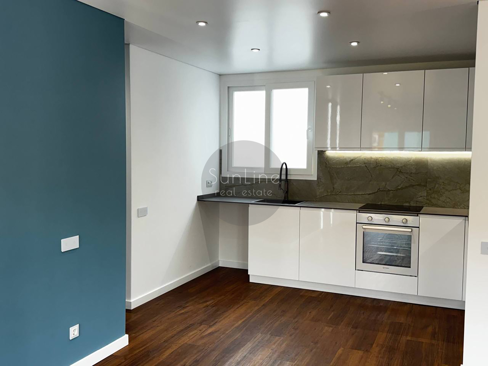 Apartment for sale near the sea with excellent repair and two balconies 350 meters from the subway