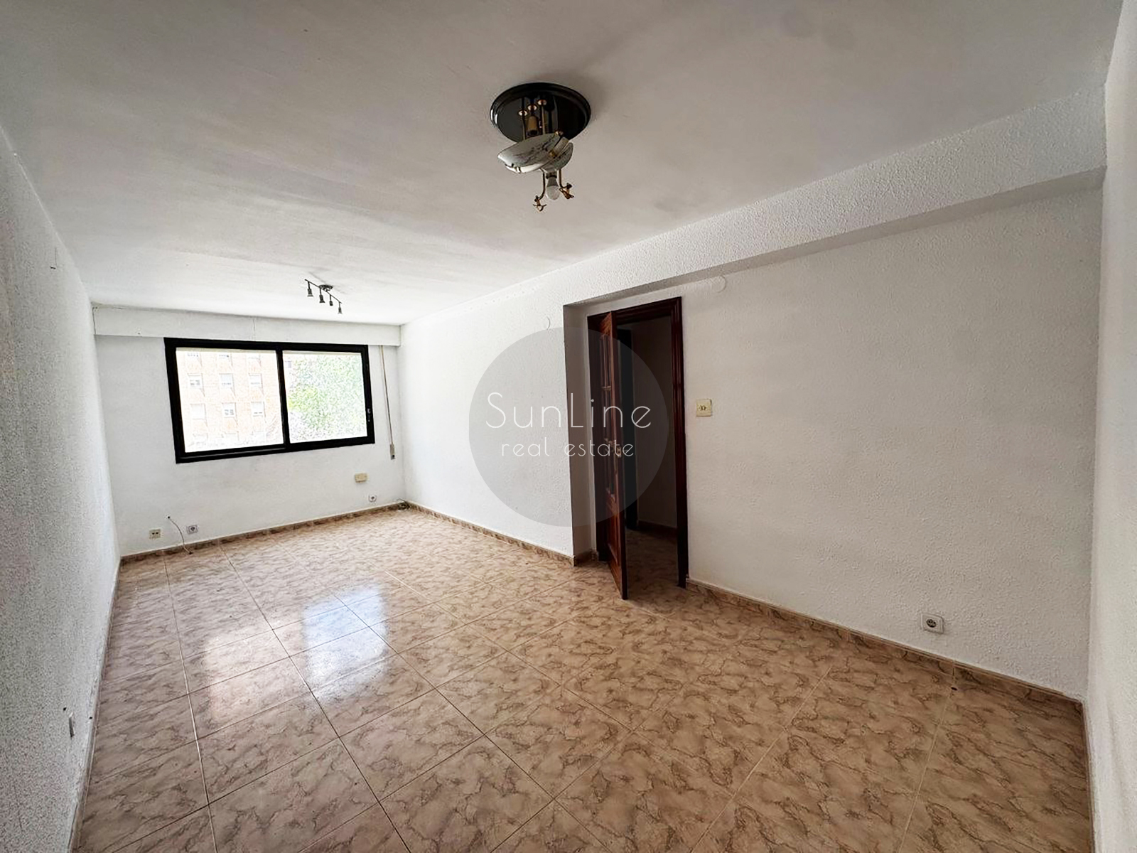 Rent of a three-bedroom apartment with a spacious living room in Quatre Carreres