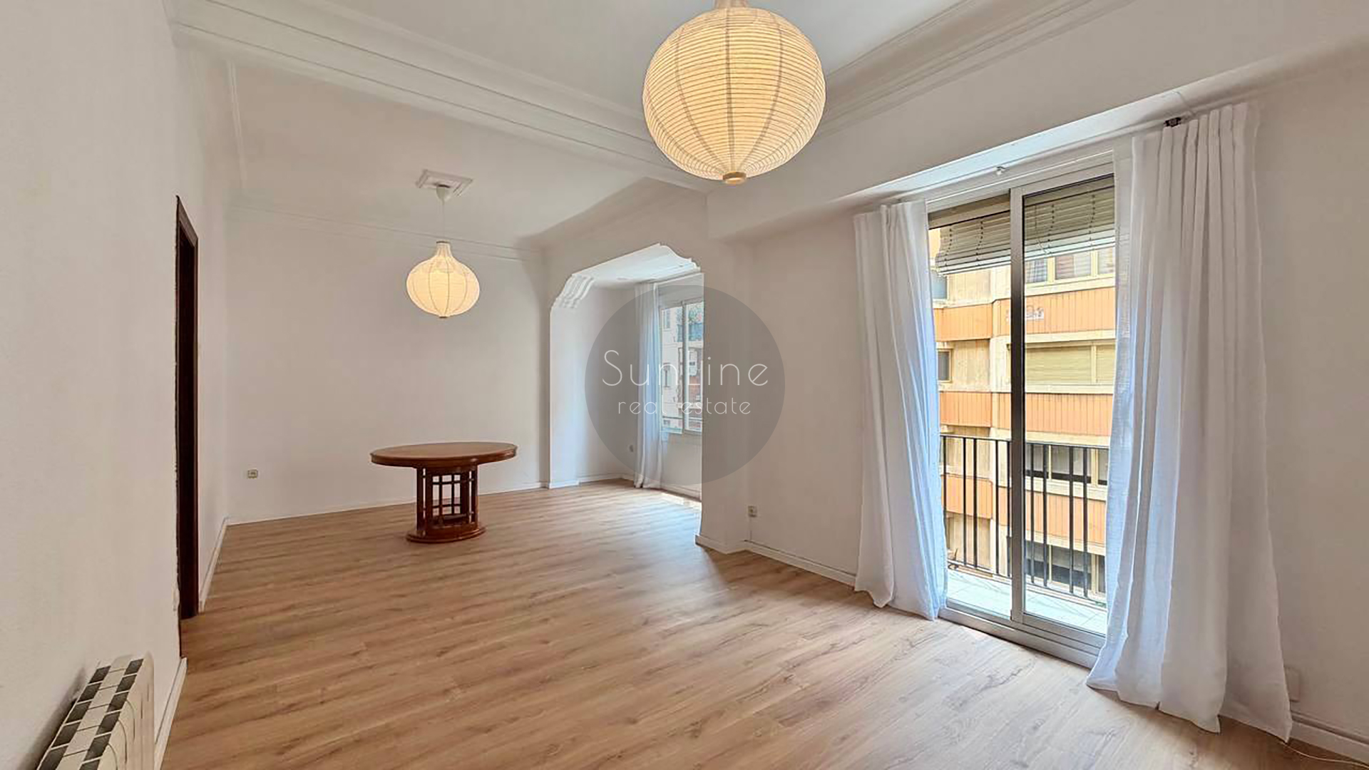 Rent of a spacious apartment 135 m² with 4 bedrooms after renovation in the center of Valencia