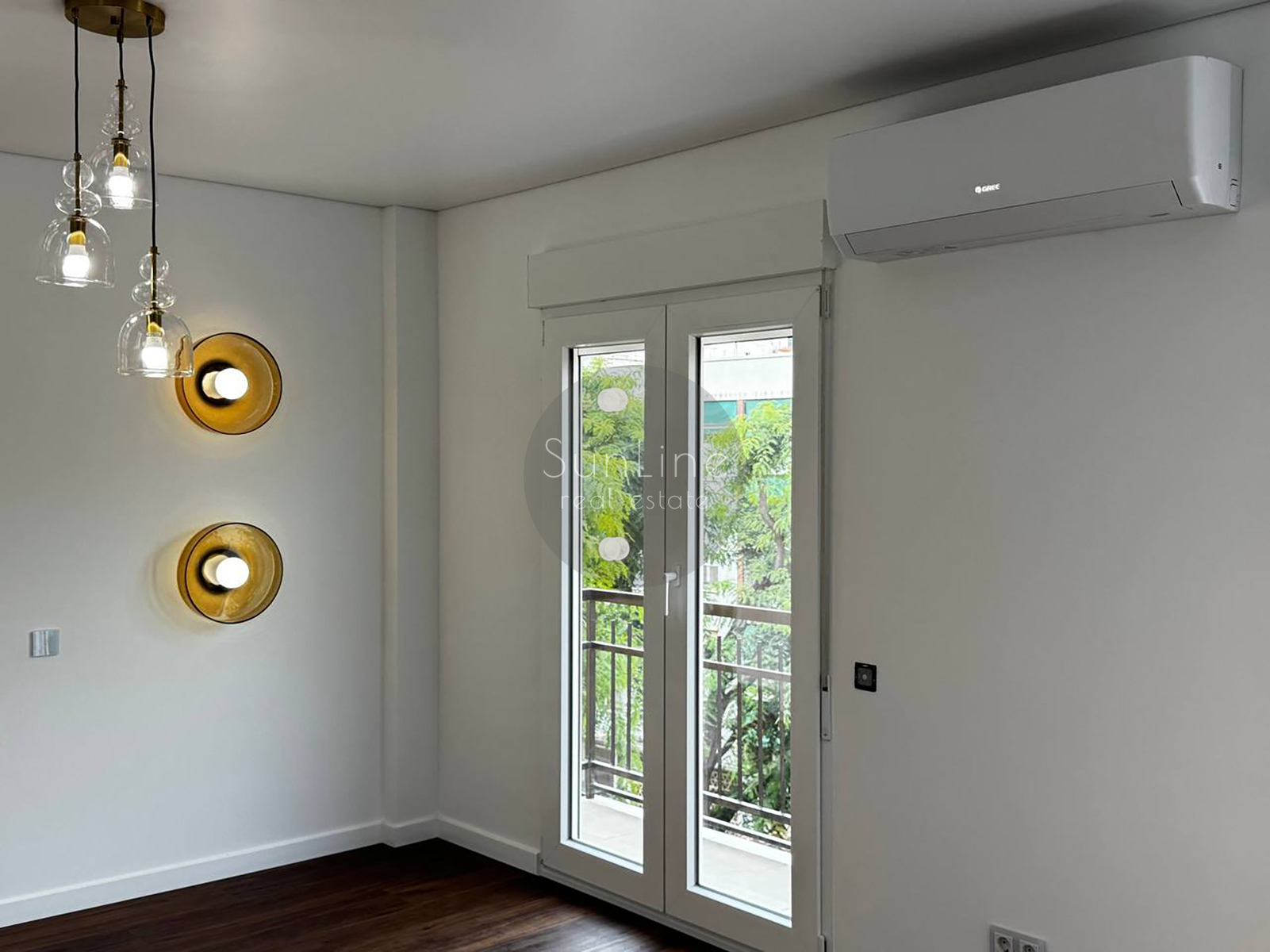 Apartment for sale near the sea with excellent repair and two balconies 350 meters from the subway