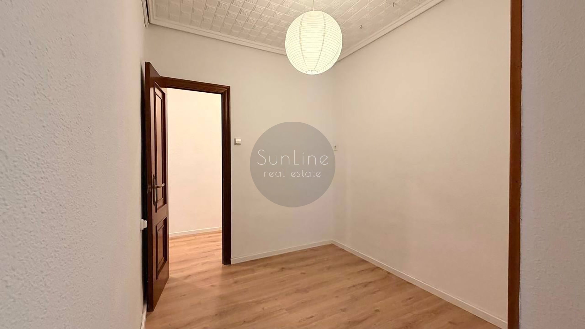 Rent of a spacious apartment 135 m² with 4 bedrooms after renovation in the center of Valencia