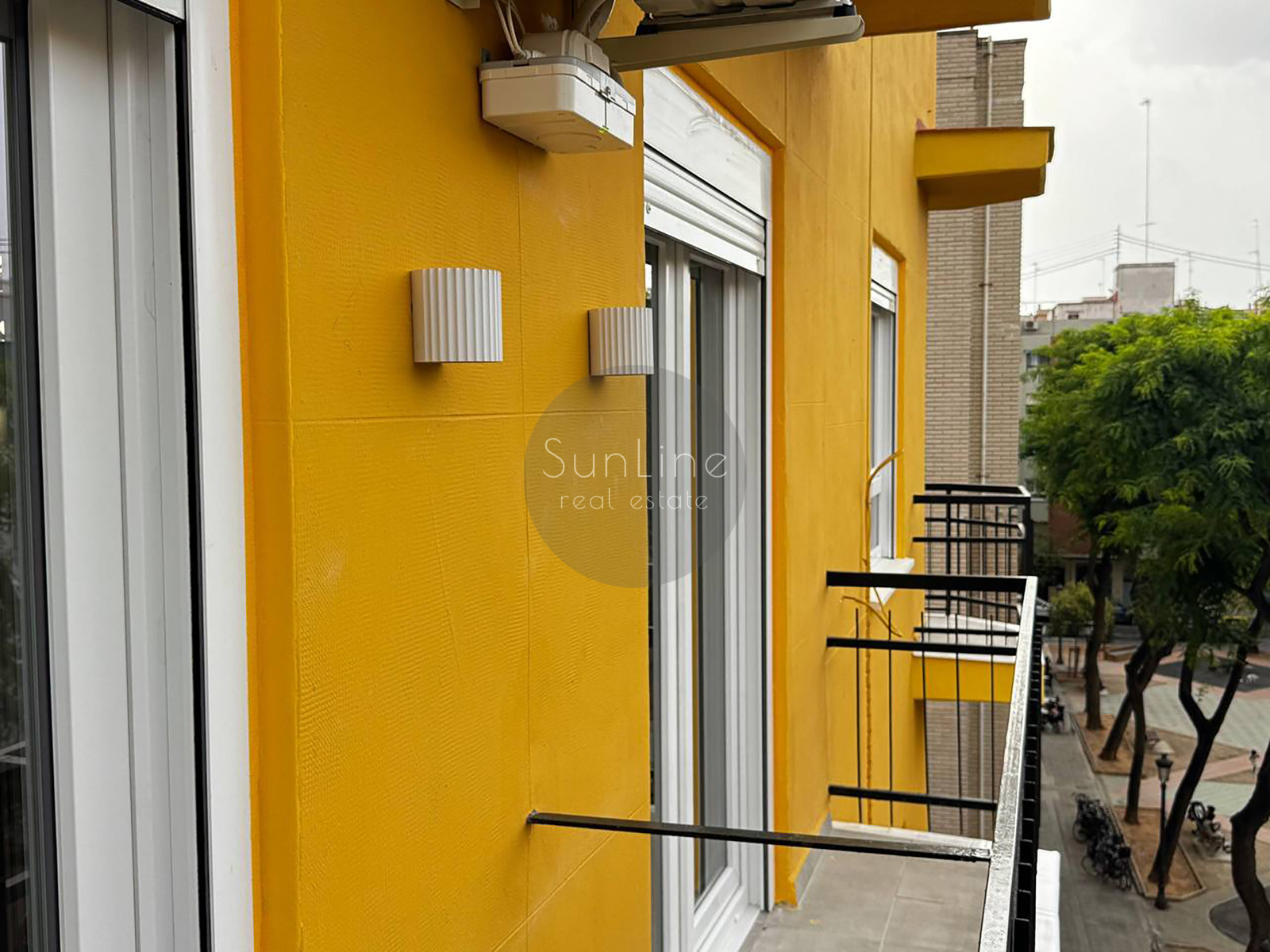 Apartment for sale near the sea with excellent repair and two balconies 350 meters from the subway
