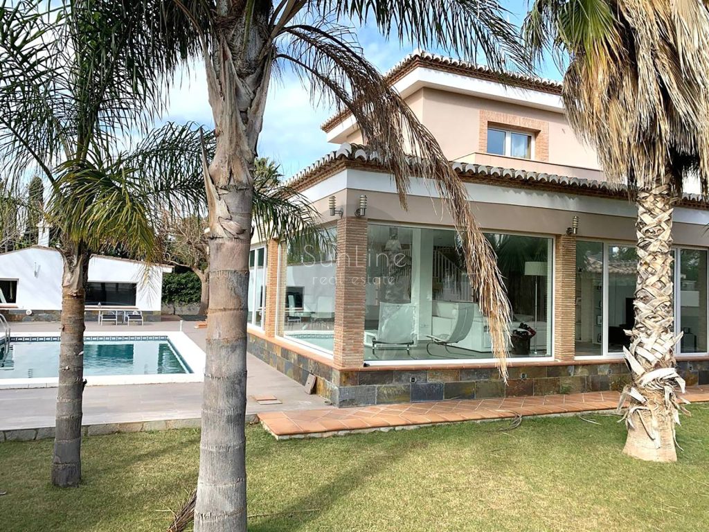 Rent of a luxurious villa of 550 m² with a pool and guest house in the prestigious La Masía, Bétera