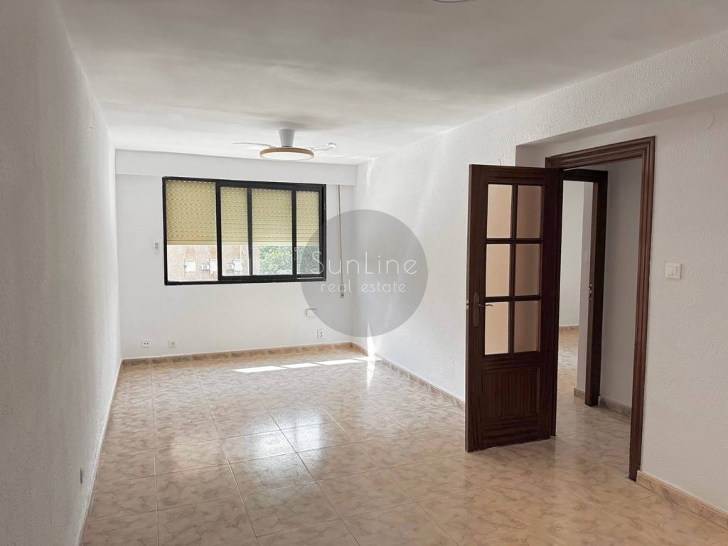 Rent of a three-bedroom apartment with a spacious living room in Quatre Carreres
