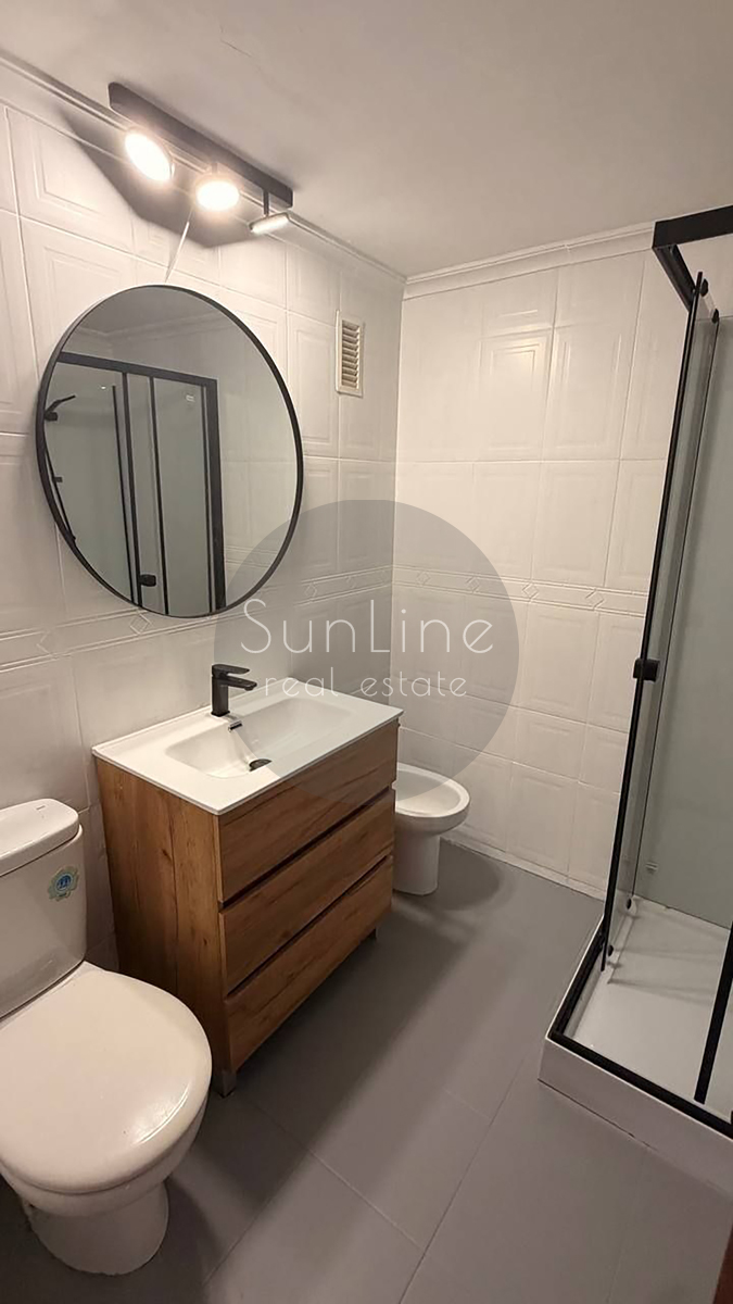 Rent of a three-bedroom apartment with a spacious living room in Quatre Carreres