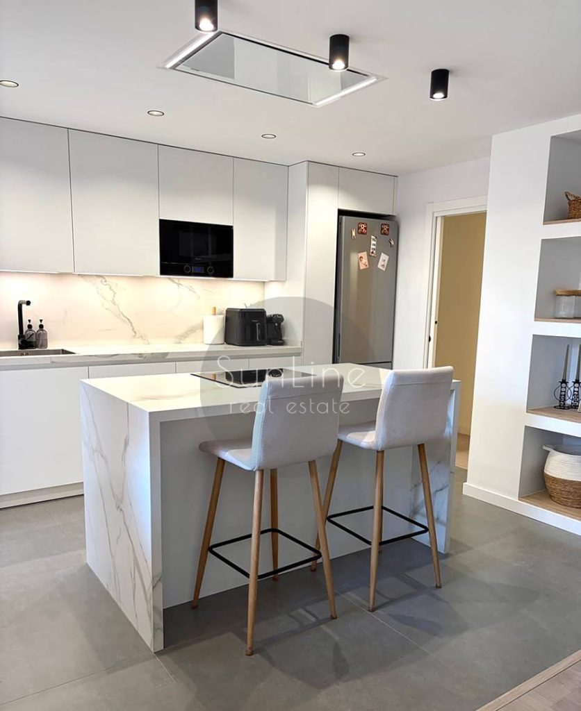 Sale of a contemporary apartment with a pool and concierge 2 minutes from Arena Shopping Center