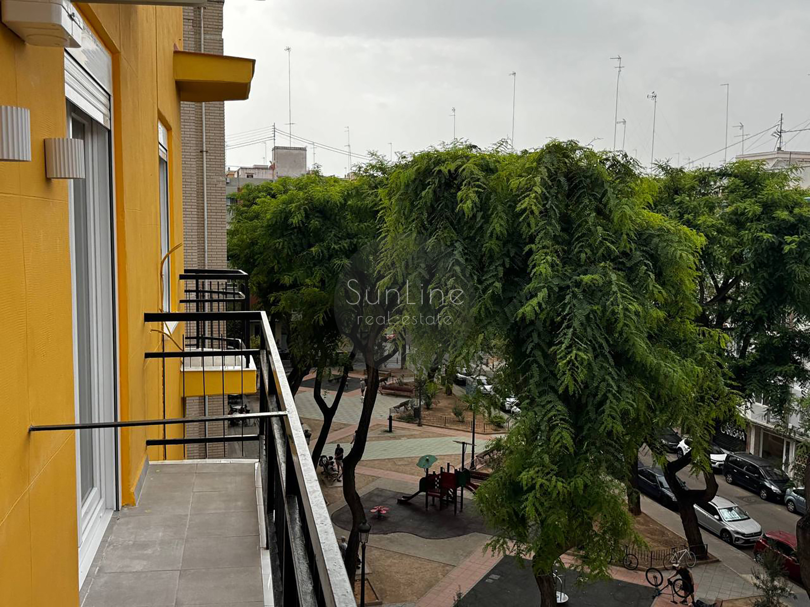 Apartment for sale near the sea with excellent repair and two balconies 350 meters from the subway