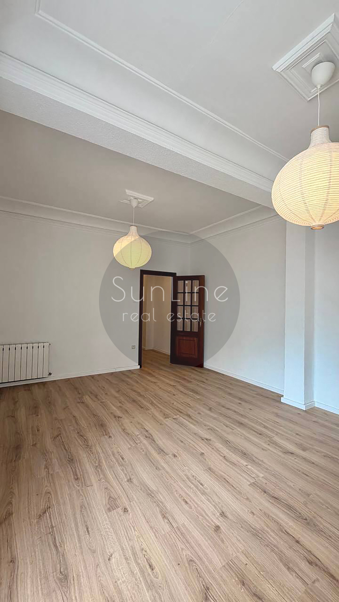 Rent of a spacious apartment 135 m² with 4 bedrooms after renovation in the center of Valencia