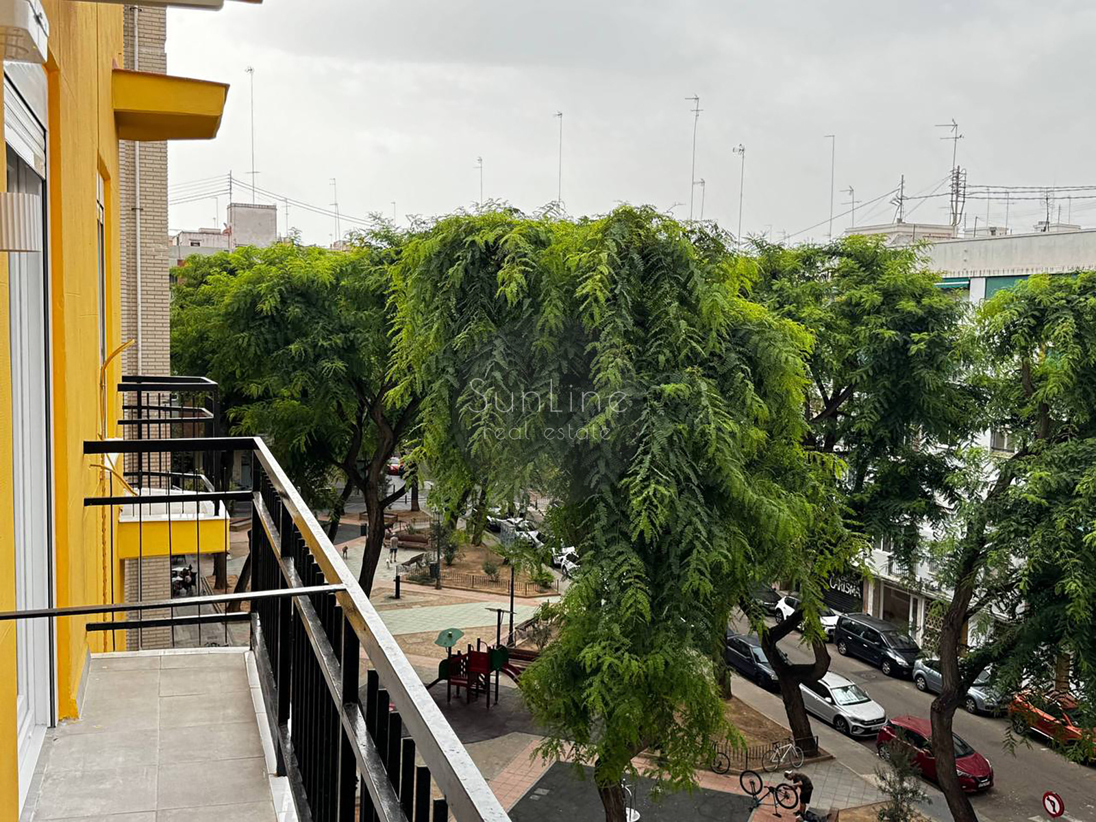 Apartment for sale near the sea with excellent repair and two balconies 350 meters from the subway