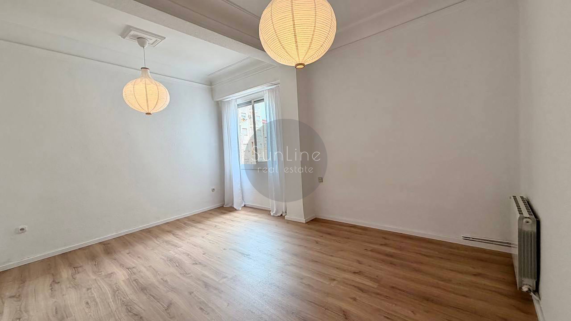 Rent of a spacious apartment 135 m² with 4 bedrooms after renovation in the center of Valencia