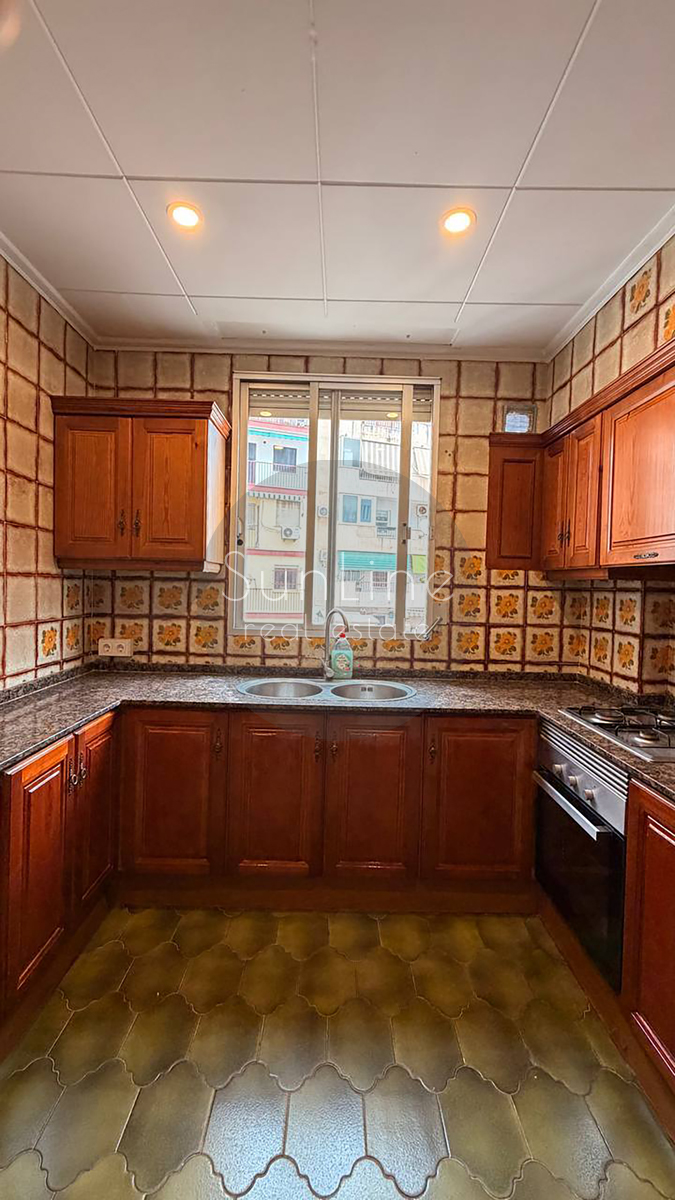 Rent of a spacious apartment 135 m² with 4 bedrooms after renovation in the center of Valencia