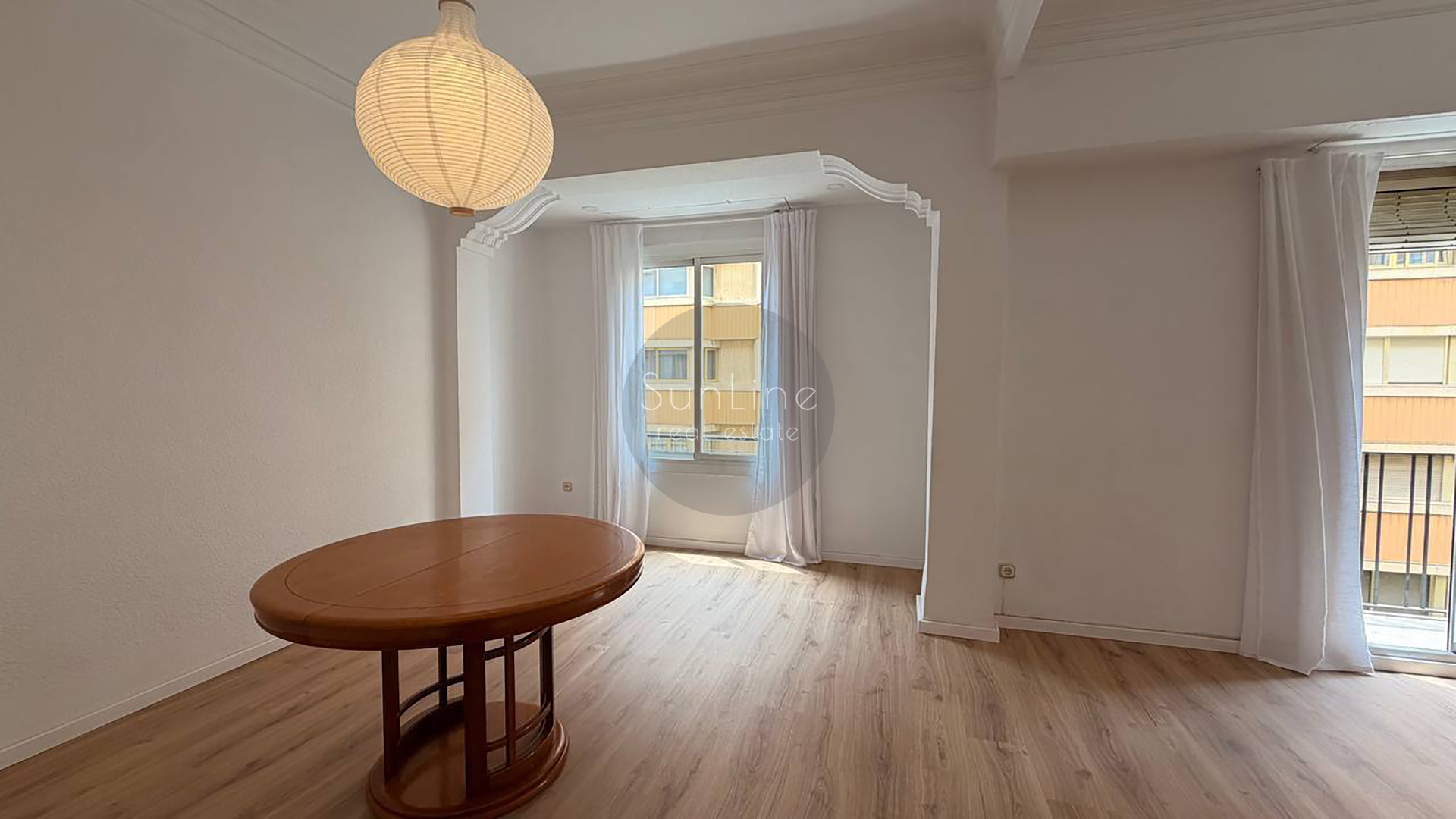Rent of a spacious apartment 135 m² with 4 bedrooms after renovation in the center of Valencia