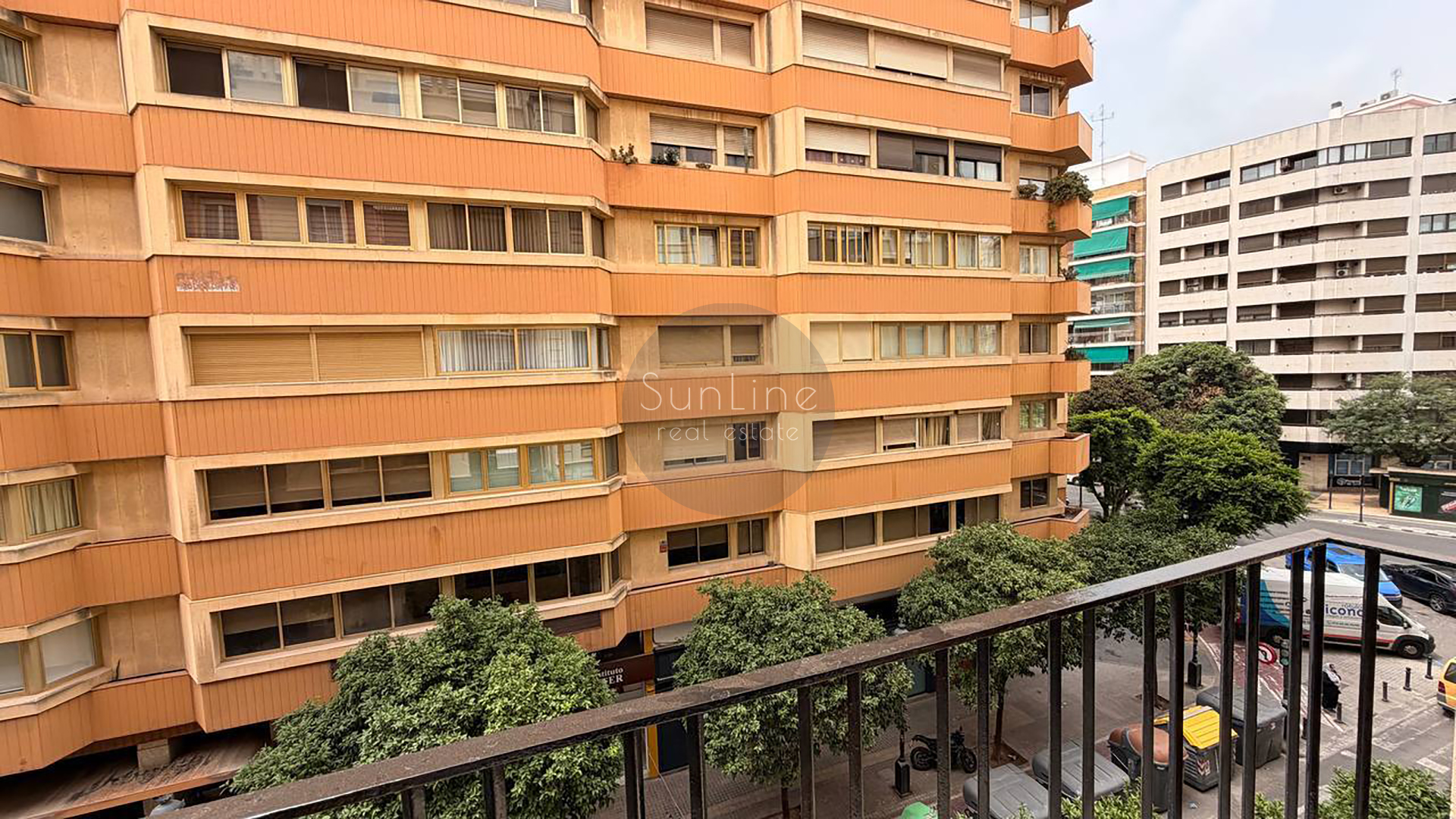 Rent of a spacious apartment 135 m² with 4 bedrooms after renovation in the center of Valencia
