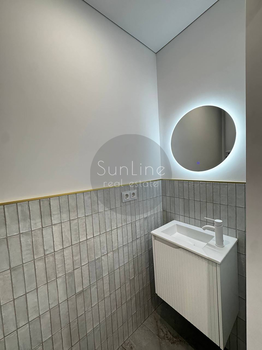 Apartment for sale near the sea with excellent repair and two balconies 350 meters from the subway