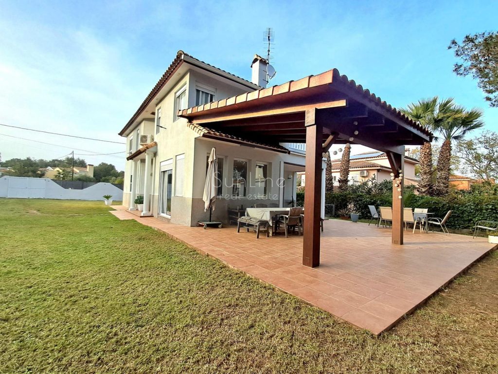For Sale: Prestigious dream villa with 4 bedrooms and a 1,230 m² plot in a gated community with investment potential