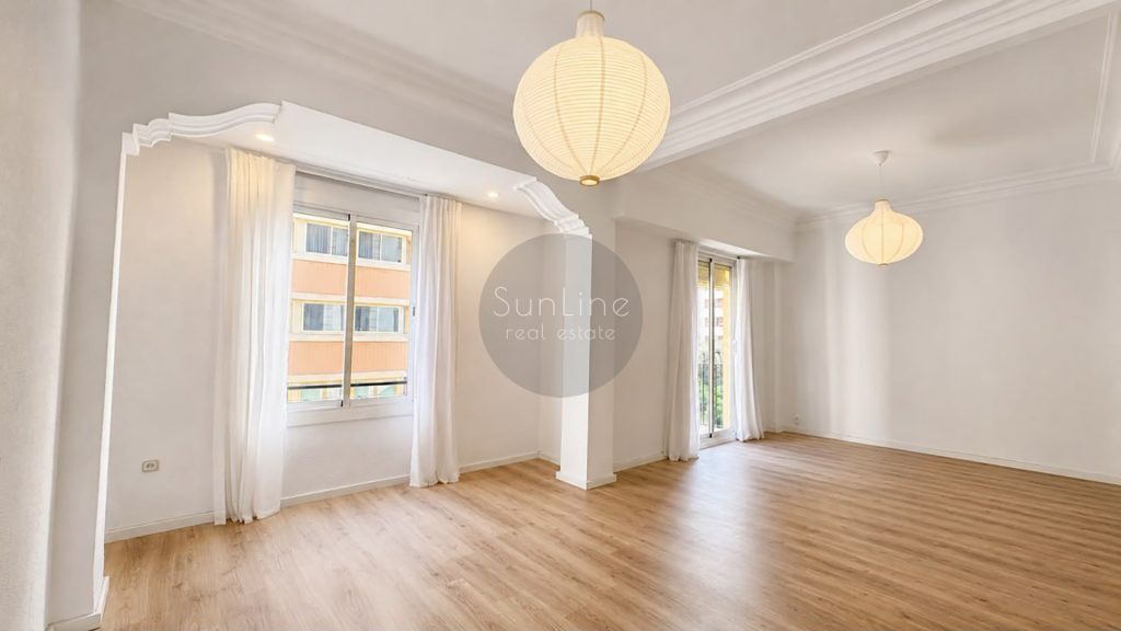 Rent of a spacious apartment 135 m² with 4 bedrooms after renovation in the center of Valencia
