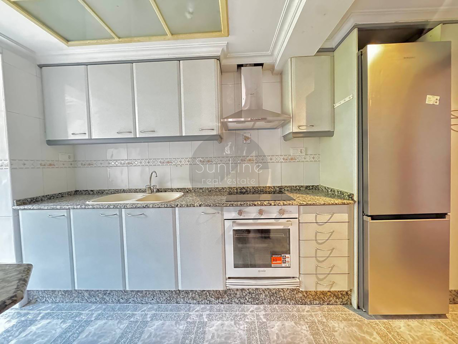 Rent of a three-bedroom apartment with a spacious living room in Quatre Carreres