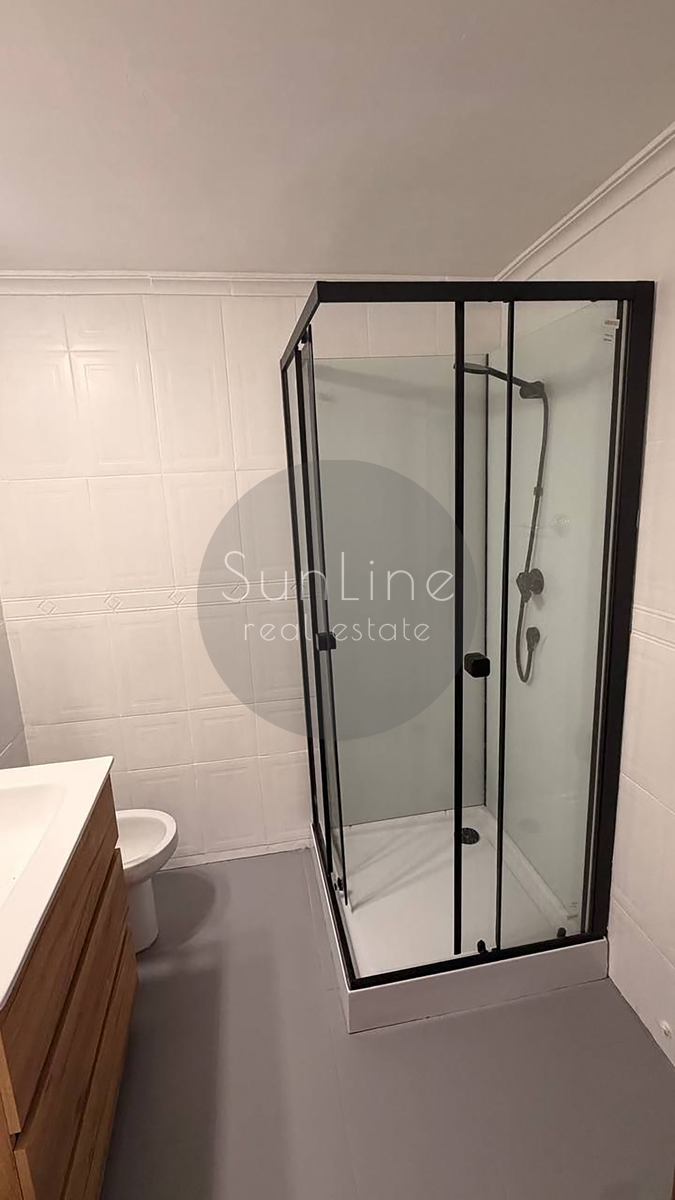 Rent of a three-bedroom apartment with a spacious living room in Quatre Carreres
