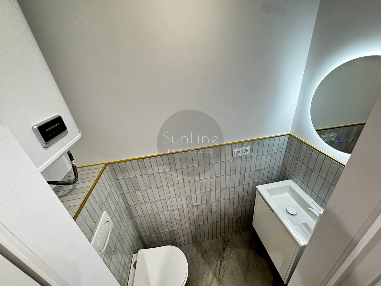 Apartment for sale near the sea with excellent repair and two balconies 350 meters from the subway