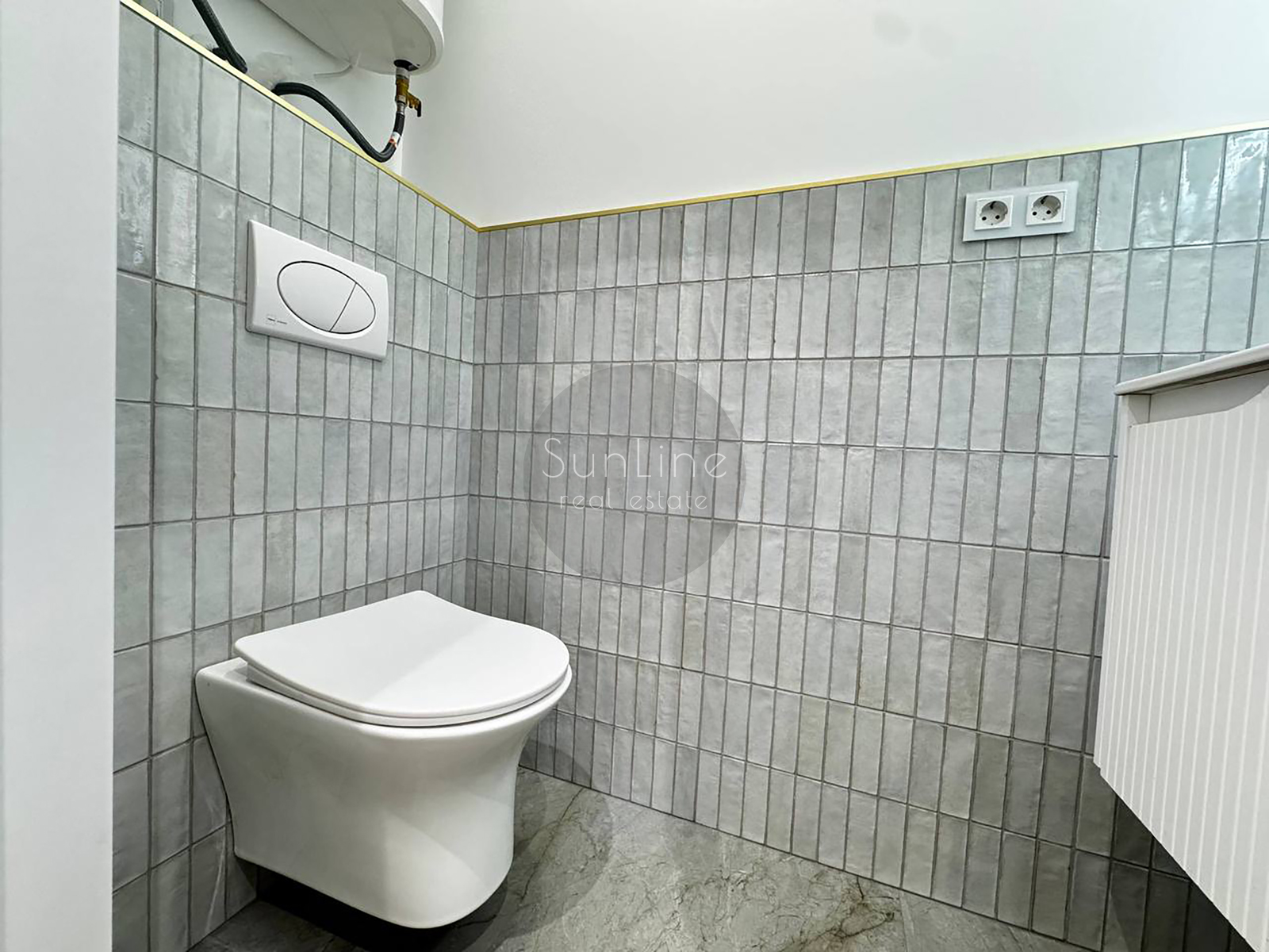 Apartment for sale near the sea with excellent repair and two balconies 350 meters from the subway