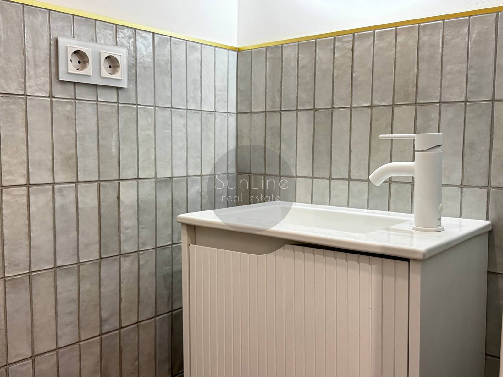 Apartment for sale near the sea with excellent repair and two balconies 350 meters from the subway