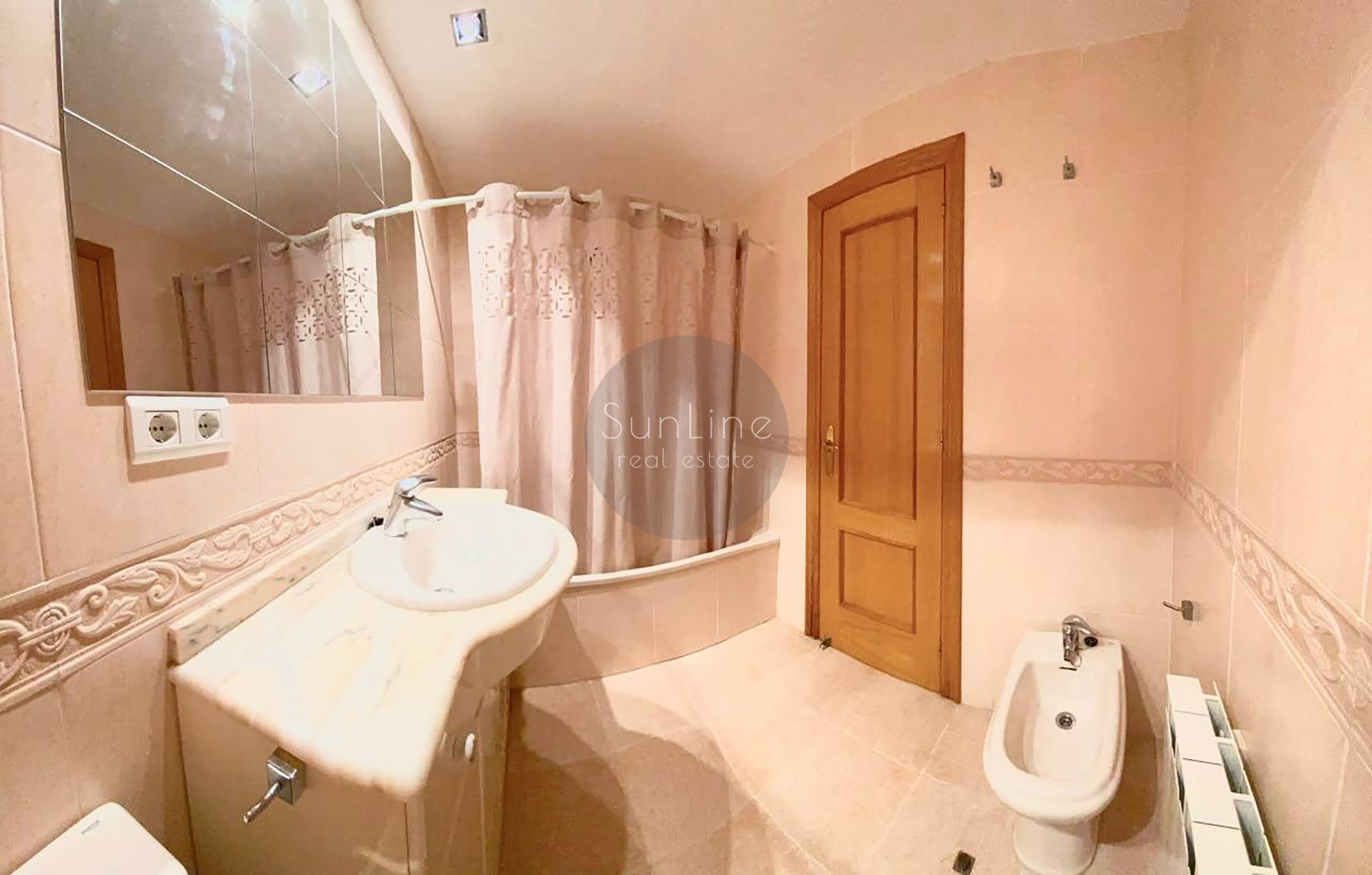 Apartment for rent 124 m² with pool, large terrace and garage in Trinitat