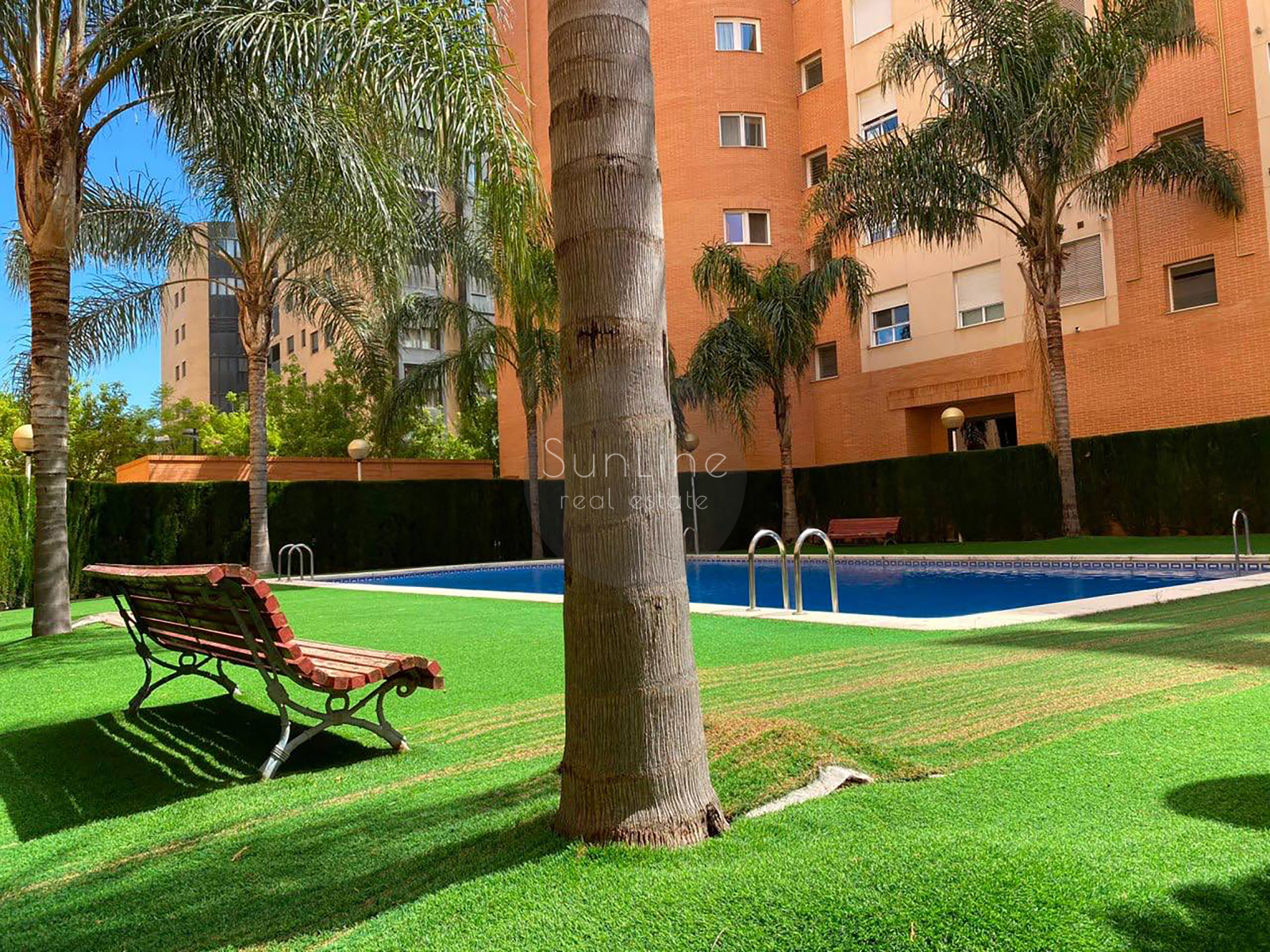 Apartment for rent 124 m² with pool, large terrace and garage in Trinitat
