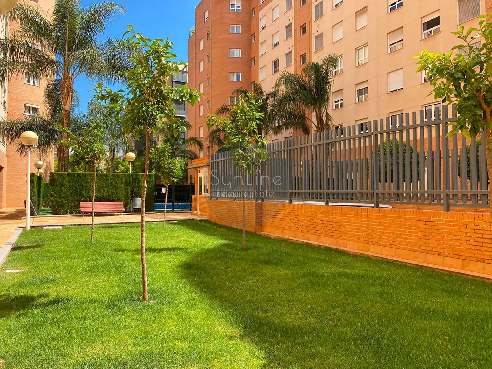 Apartment for rent 124 m² with pool, large terrace and garage in Trinitat