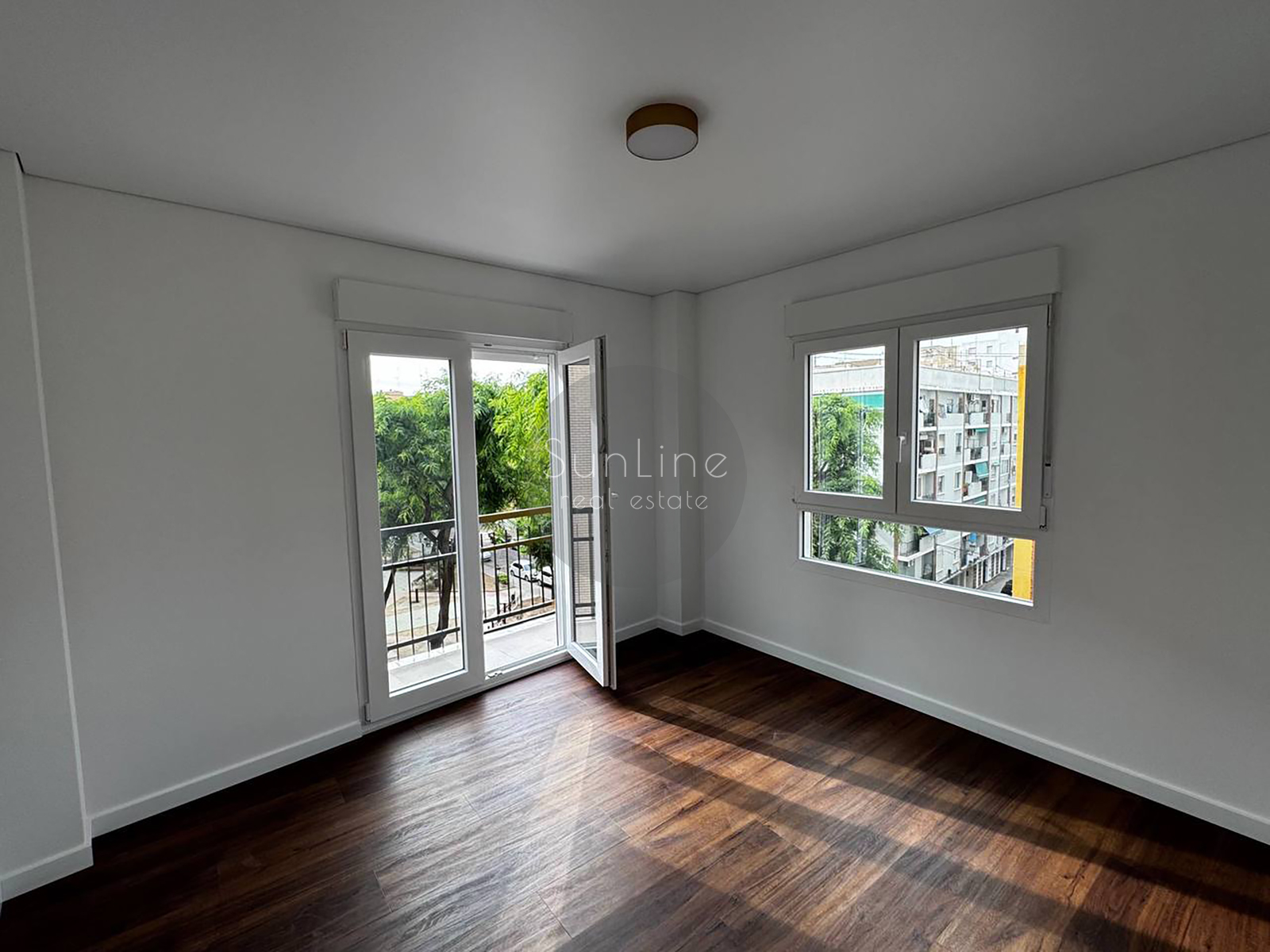 Apartment for sale near the sea with excellent repair and two balconies 350 meters from the subway