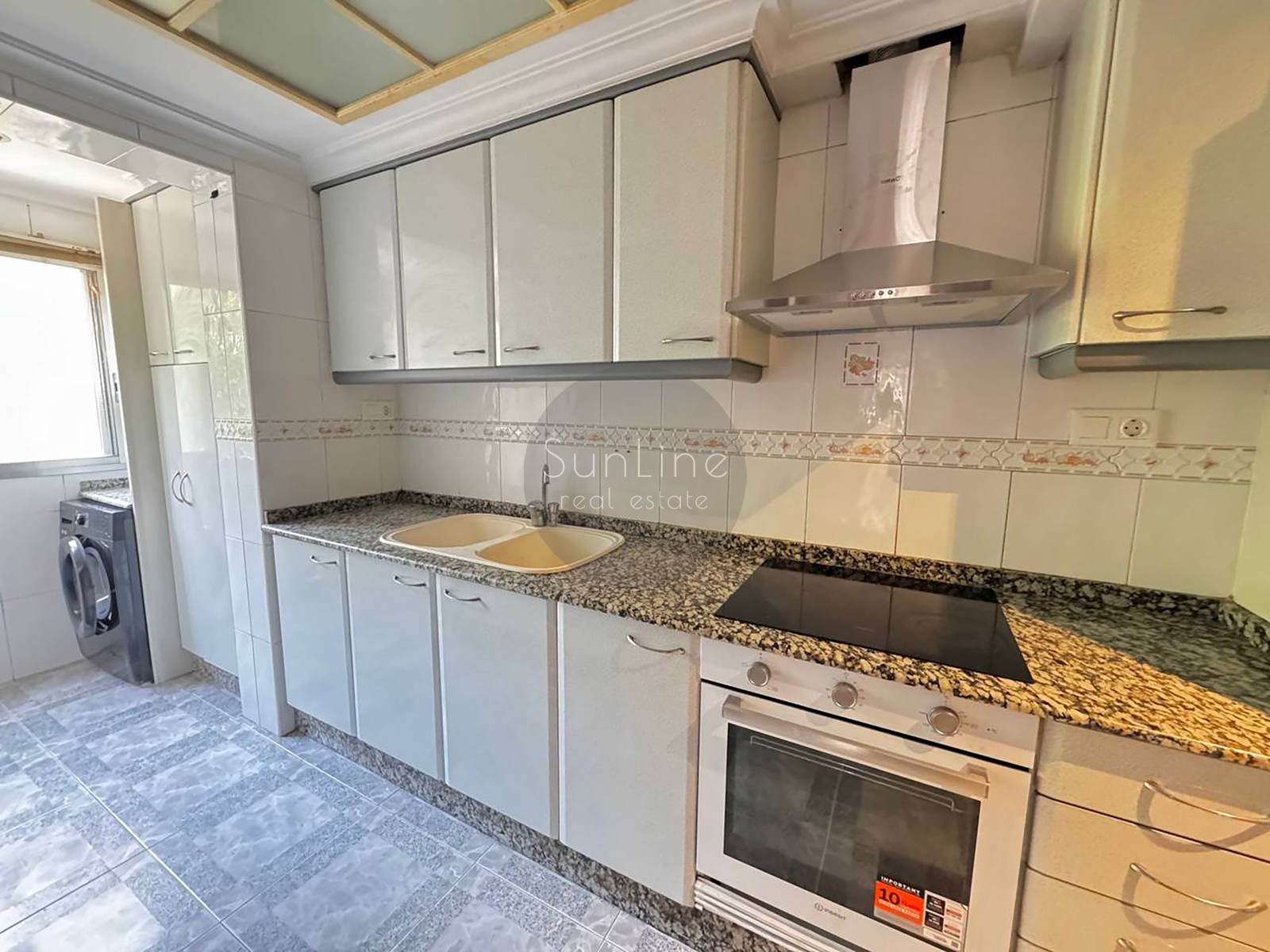 Rent of a three-bedroom apartment with a spacious living room in Quatre Carreres