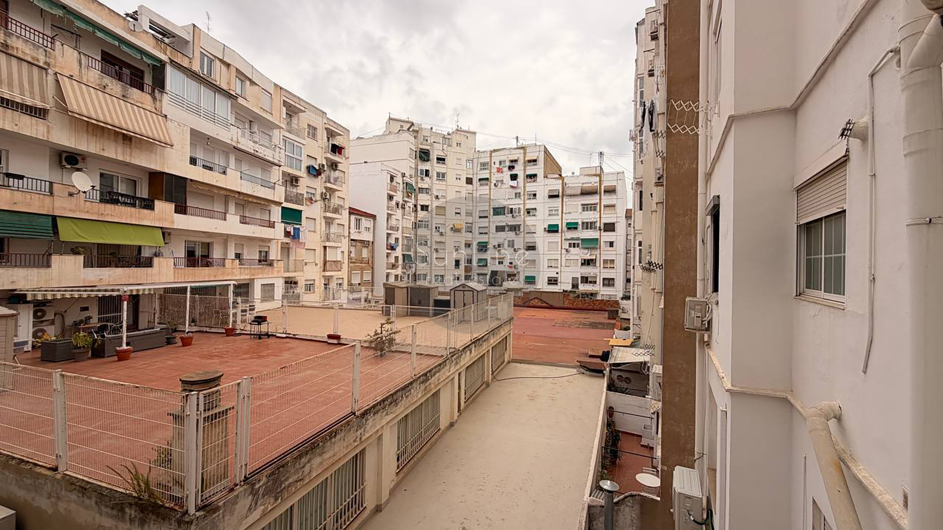 Rent of a spacious apartment 135 m² with 4 bedrooms after renovation in the center of Valencia