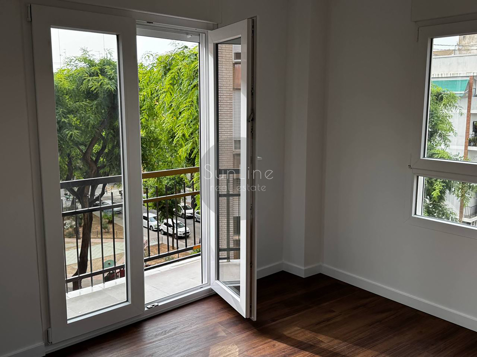 Apartment for sale near the sea with excellent repair and two balconies 350 meters from the subway