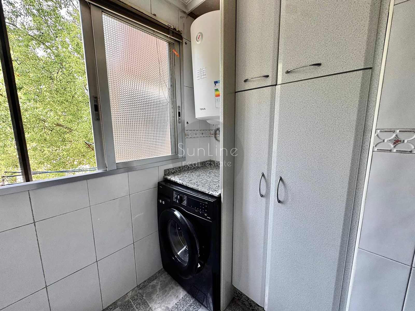Rent of a three-bedroom apartment with a spacious living room in Quatre Carreres