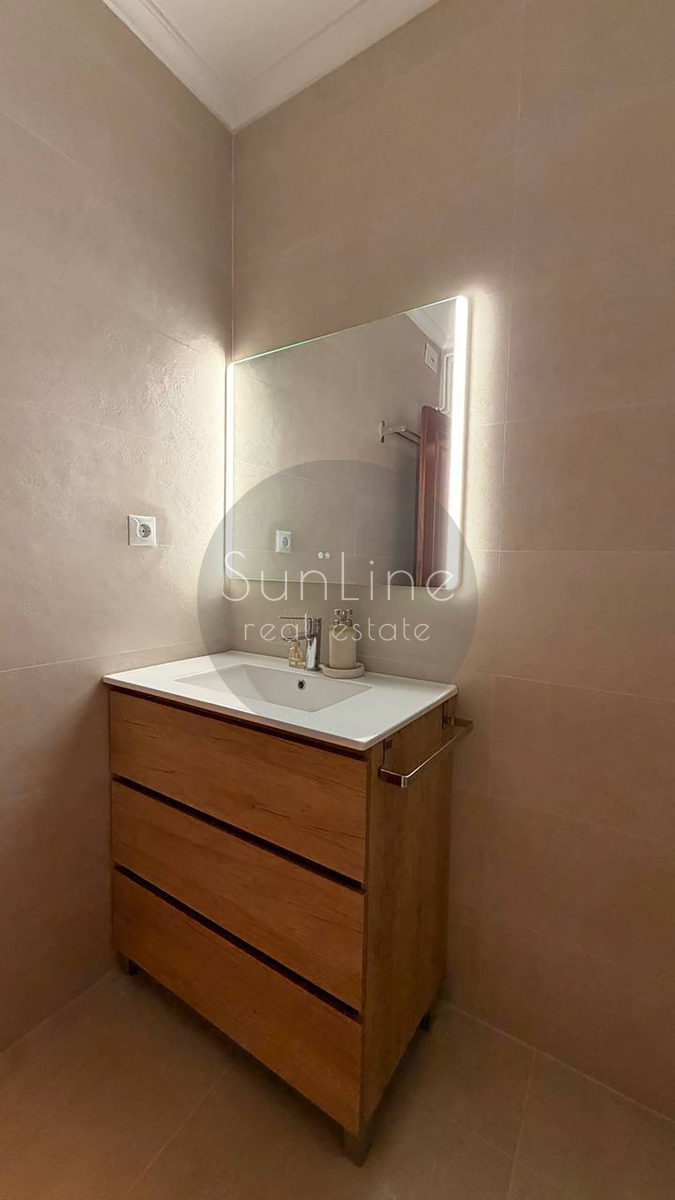 Rent of a spacious apartment 135 m² with 4 bedrooms after renovation in the center of Valencia